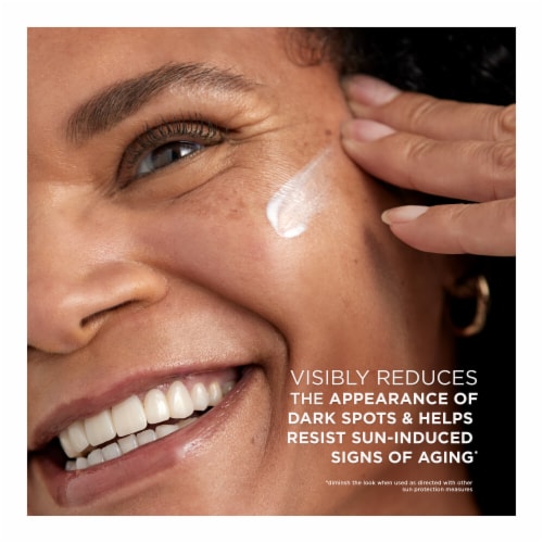 L'Oreal Paris Bright Reveal Face Sunscreen Daily UV Lotion with SPF 50 Perspective: back