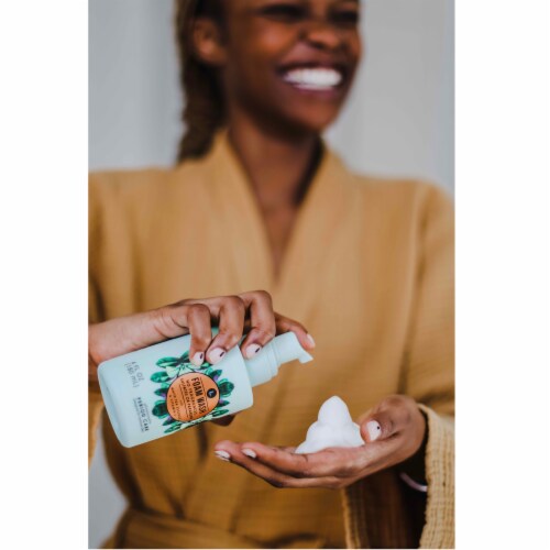 L . Foam Feminine Wash Daily Care Perspective: back