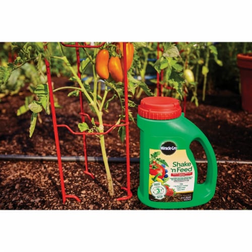 Miracle-Gro Shake 'n Feed 4.5 Lb. Tomato, Fruit & Vegetable Plant Food 3002610 Perspective: back