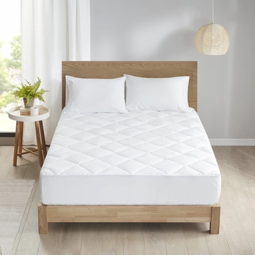 Clean Spaces Casual Polyester Allergen Barrier Mattress Pad in White LCN16-0018 Perspective: back