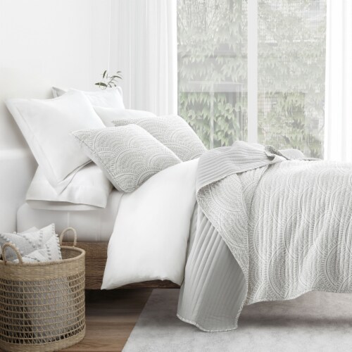 Linen Studio™ Soft Quilt Coverlet Bedding Set - Pattern/Solid Reversible Perspective: back