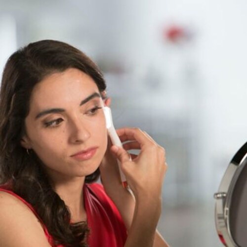 Finishing Touch® Dermaplane Glo Lighted Facial Exfoliator and Hair Remover Perspective: back