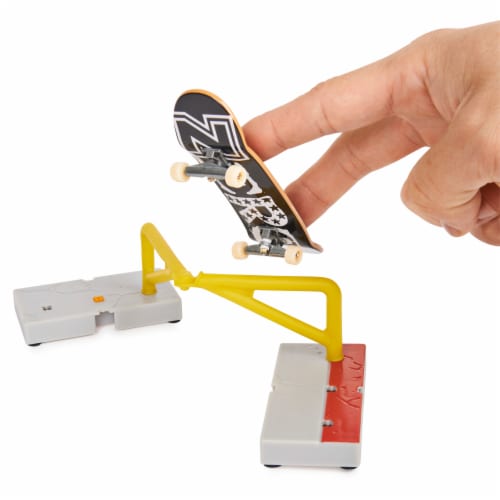 Tech Deck™ VS Series™ Fingerboard Skateboards Perspective: back