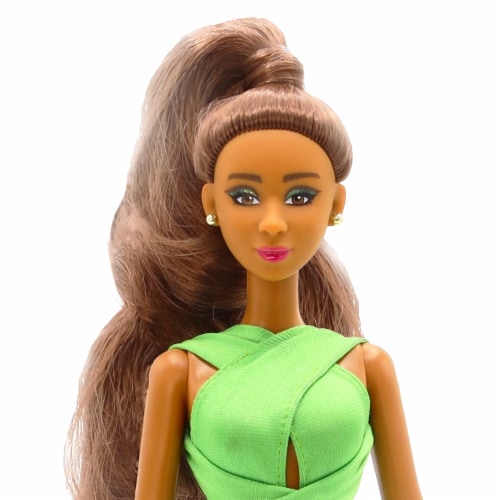 Fresh Dolls Keisha with New Fresh Finity Wear Doll Perspective: back