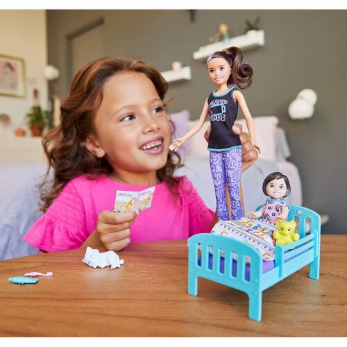 Barbie Skipper Babysitters Inc. Bedtime Playset w/ Skipper Doll, Toddler Doll w/ Glow Pajamas Perspective: back