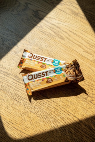 Quest Chocolate Chip Cookie Dough Protein Bars Perspective: back