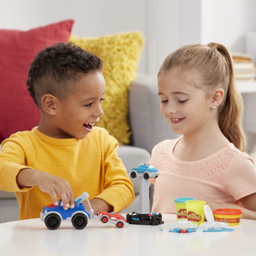 Play-Doh Wheels Tow Truck Modeling Compound Set Perspective: back