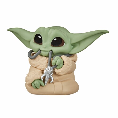 Star Wars™ The Bounty Collection Series 2 The Child™ Mandalorian Necklace Toy Perspective: back