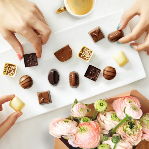 Ferrero Golden Gallery Signature Fine Assorted Chocolates Perspective: bottom