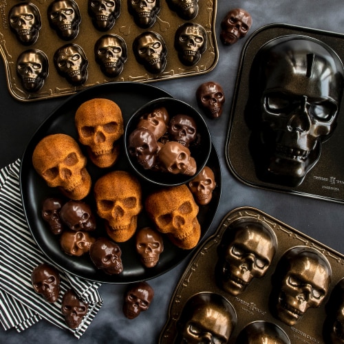 Haunted Skull Cakelet Perspective: bottom