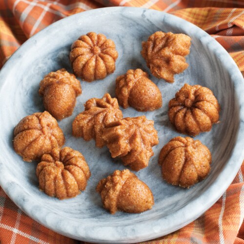 Nordic ware acorn clearance cakelet pan