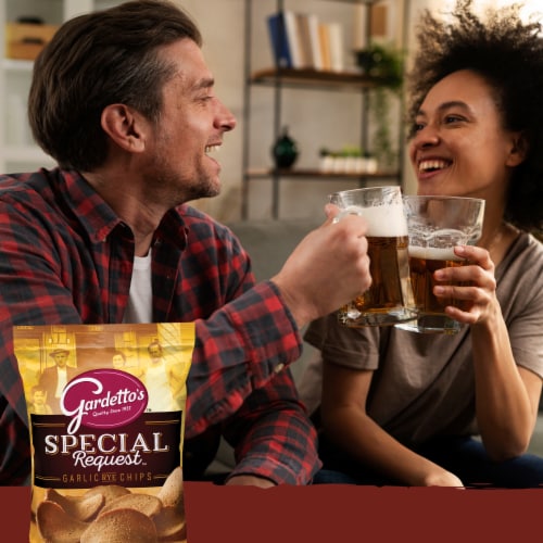 Gardetto's® Roasted Garlic Rye Chips Perspective: bottom