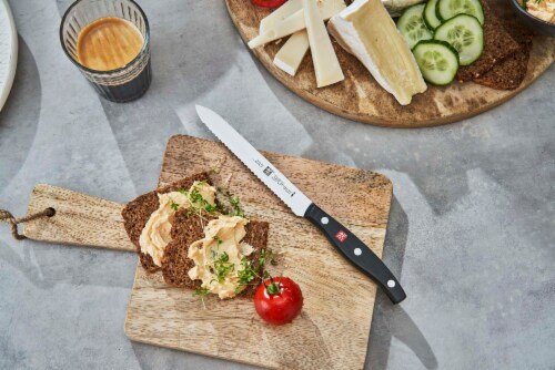Zwilling TWIN Signature Serrated Utility Knife Perspective: bottom