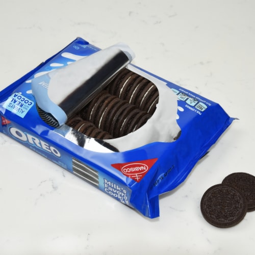 Oreo Chocolate Sandwich Cookies Perspective: bottom
