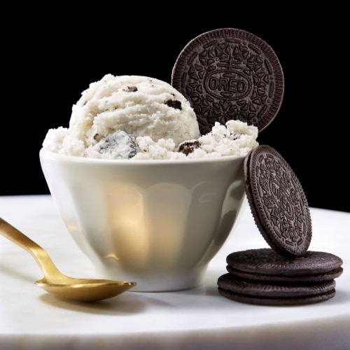 OREO Thins Chocolate Sandwich Cookies Family Size Perspective: bottom