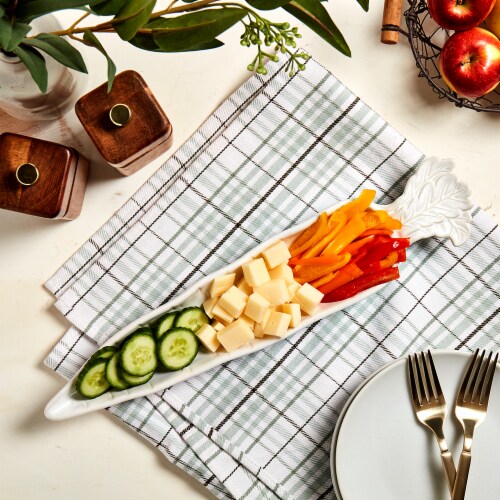 Tabletops Gallery Ceramic Carrot Serving Dish Perspective: bottom