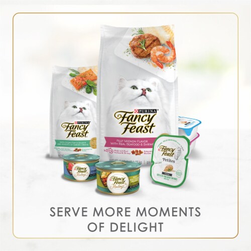 Purina Fancy Feast Sliced Wet Cat Food in Gravy Chicken Feast Perspective: bottom
