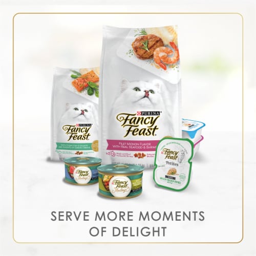 Purina Fancy Feast Grilled Wet Cat Food in Gravy Chicken Feast Perspective: bottom