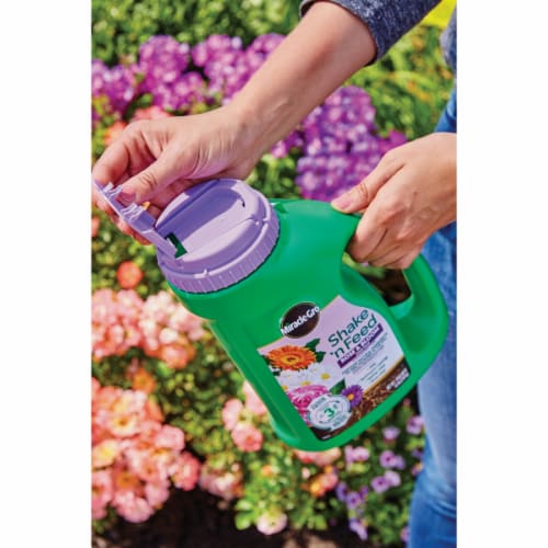 Miracle-Gro® Shake 'n Feed® Rose & Bloom Dry Plant Food Perspective: bottom