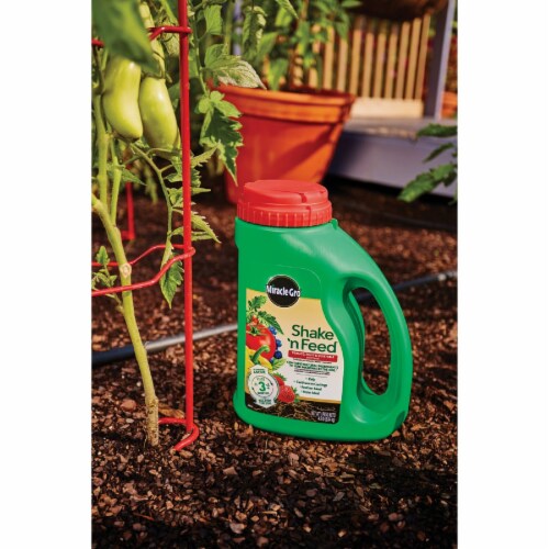 Miracle-Gro Shake 'n Feed 4.5 Lb. Tomato, Fruit & Vegetable Plant Food 3002610 Perspective: bottom