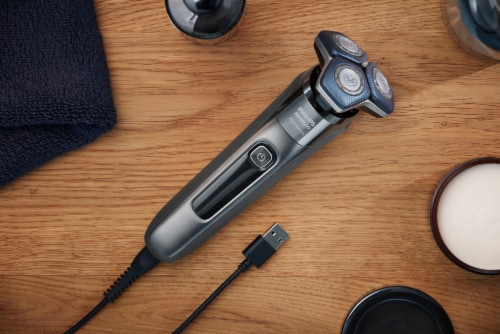 Philips Norelco Shaver 7200 Perspective: bottom