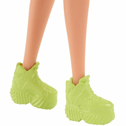 Mattel Barbie 190 Fashionistas Doll Perspective: bottom