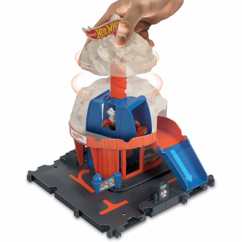 Hot Wheels City Track Set, Includes Car, Track and Accessories, Ice Cream Shop Playset?? Perspective: bottom