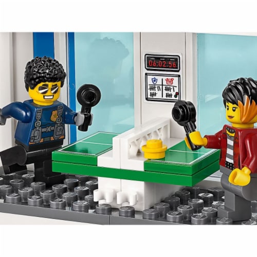 60246 LEGO City Police Station 743 pc Smith s Food and Drug