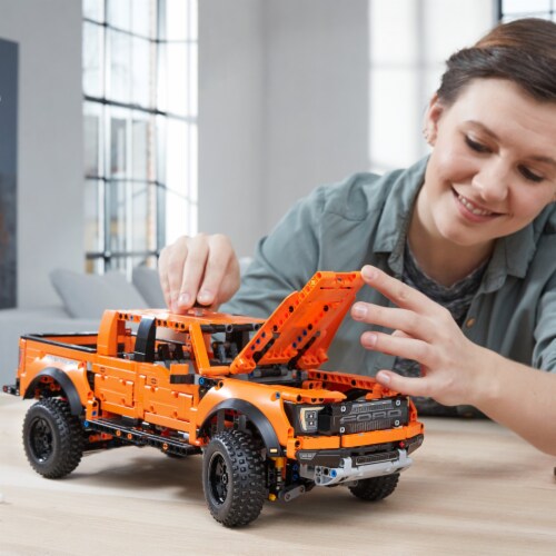 LEGO® Technic Ford F-150 Raptor Building Set Perspective: bottom