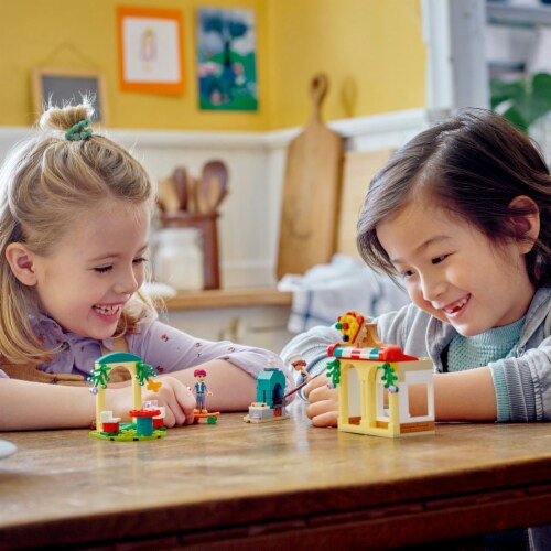 LEGO® Friends Heartlake City Pizzeria Perspective: bottom