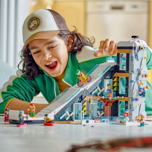LEGO® Ski and Climbing Center Perspective: bottom