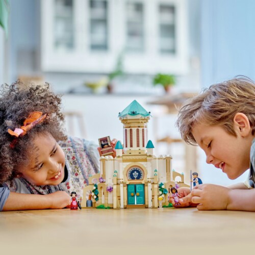 LEGO® King Magnifico's Castle Perspective: bottom