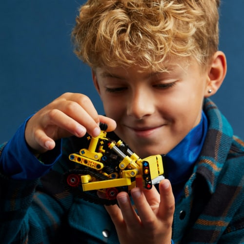 LEGO® Heavy-Duty Bulldozer Perspective: bottom