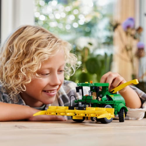 LEGO® Technic™ John Deere 9700 Forage Harvester Perspective: bottom