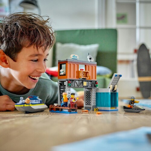 LEGO® City Police Speedboat and Crooks' Hideout Building Set Perspective: bottom