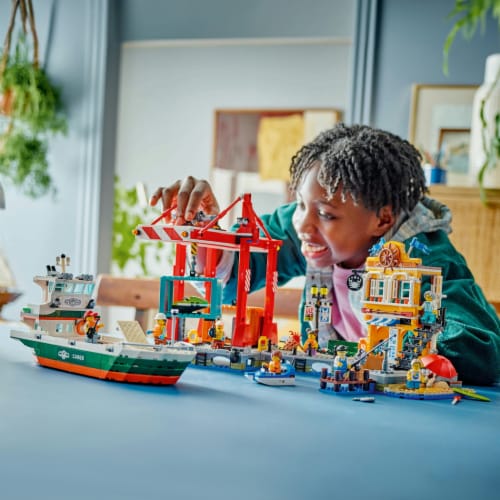 LEGO Seaside Harbor with Cargo Ship 60422 Perspective: bottom