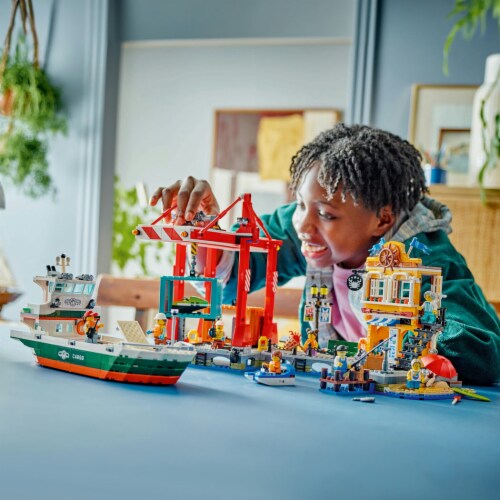 LEGO Seaside Harbor with Cargo Ship 60422 Perspective: bottom