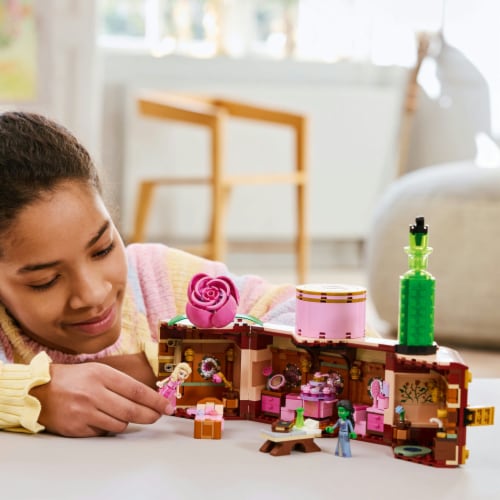 LEGO® Glinda & Elphaba's Dormitory Building Set Perspective: bottom