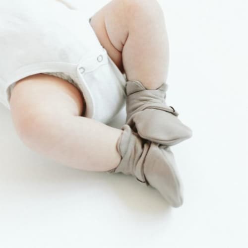 Goumikids Soft Organic Stay On Adjustable Baby Infant Booties, 0-3M Drops/Gray Perspective: bottom