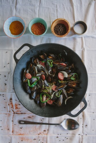 Victoria Cast Iron Wok Perspective: bottom