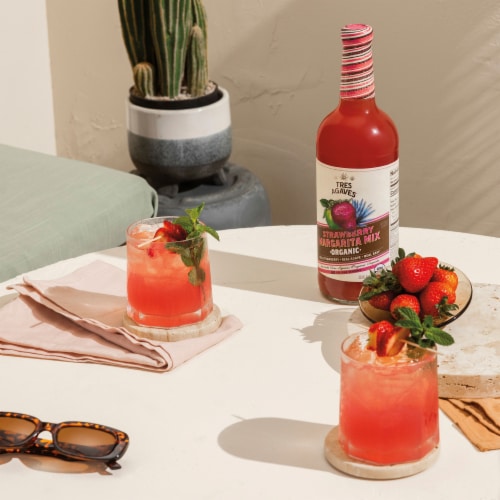 Tres Agaves® Organic Strawberry Daiquiri & Margarita Mix Perspective: bottom
