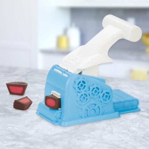 Play-Doh Kitchen Creations Candy Delight Playset Perspective: bottom