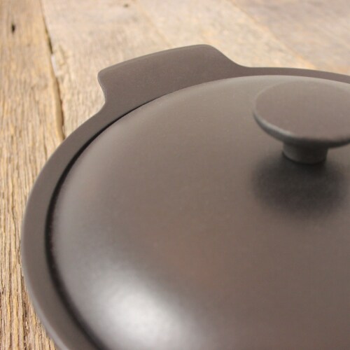 BergHOFF Ron 10-Inch Cast Iron Dutch Oven 4.4Qt., Black Perspective: bottom