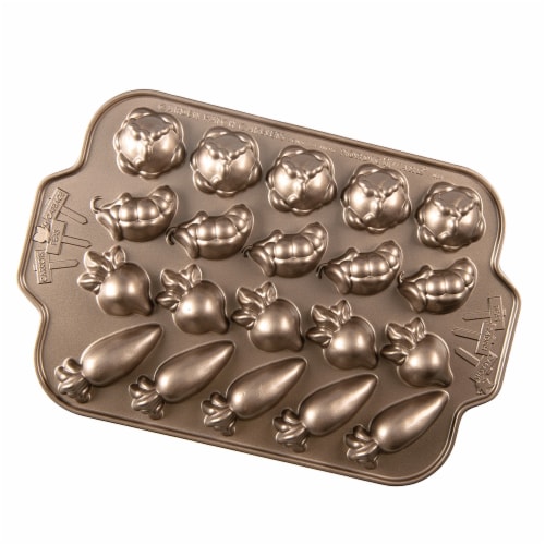 Nordic Ware Garden Patch Pan - Beige Perspective: front