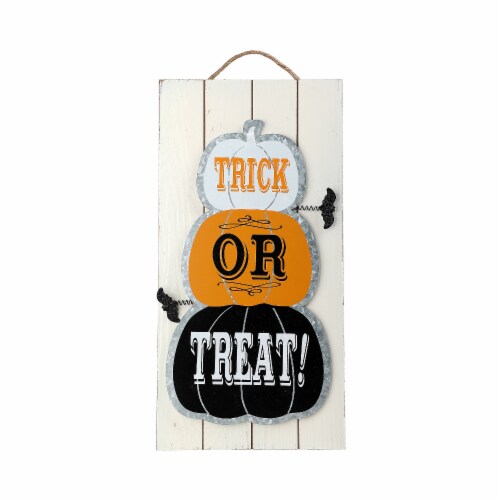 Holiday Home Stacked Pumpkins Wall Sign Perspective: front