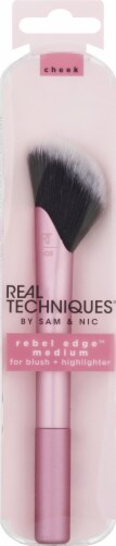 Real Techniques Rebel Edge Medium Blush + Highlighter Brush Perspective: front