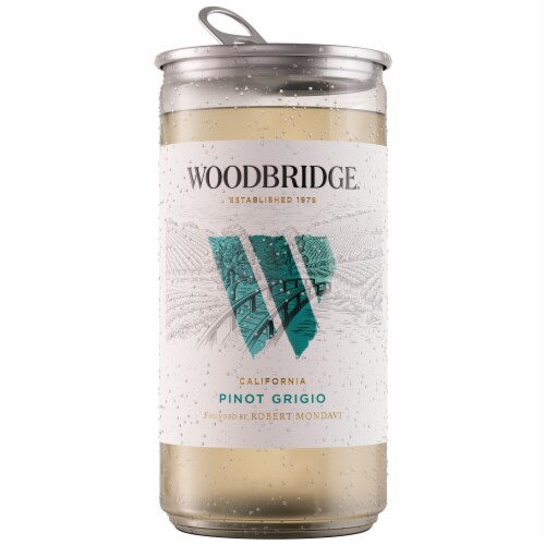 Woodbridge Pinot Grigio White Wine Can Perspective: front