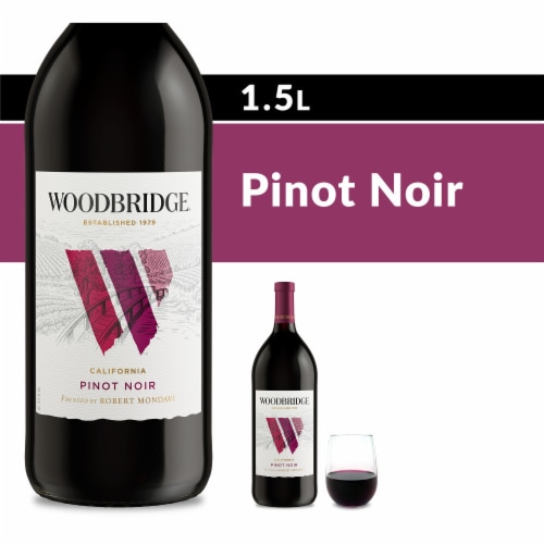 Woodbridge Pinot Noir Red Wine Perspective: front