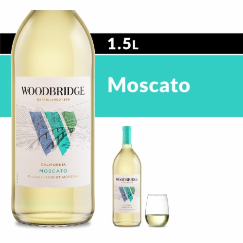 Woodbridge Moscato White Wine Perspective: front