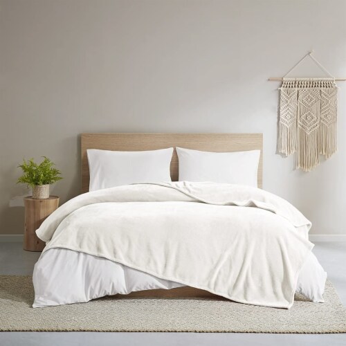 Clean Spaces Casual Polyester Plush Blanket with Ivory LCN510001, 1